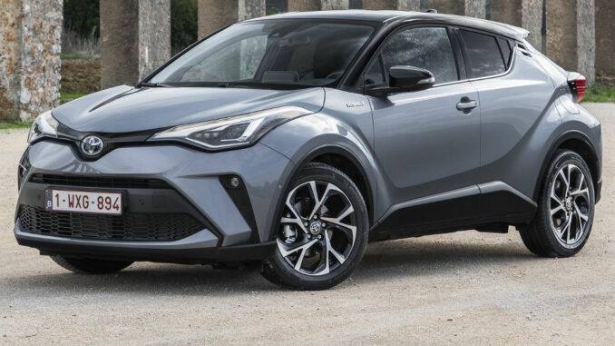 Ein balugrauer Toyota C-HR steht 2020 vor einer Brücke.