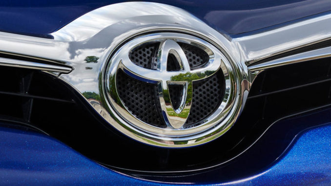 Toyota Logo auf einem blauen Auris von 2015.