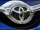 Toyota Logo auf einem blauen Auris von 2015.
