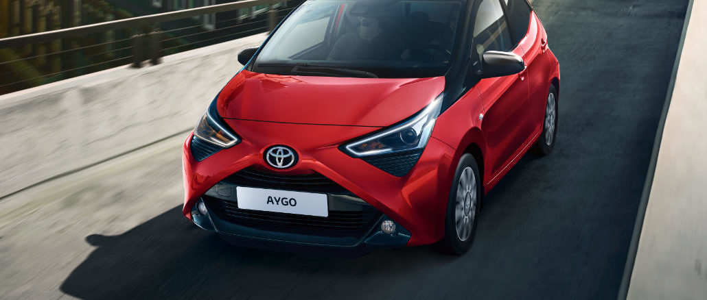 Ein roter Toyota Aygo fährt 2020 ein Parkhaus hinauf.