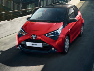 Ein roter Toyota Aygo fährt 2020 ein Parkhaus hinauf.