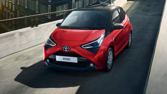 Ein roter Toyota Aygo fährt 2020 ein Parkhaus hinauf.