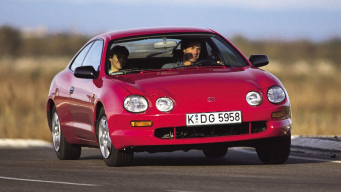 Ein roter Toyota Celica der sechsten Generation (T20) auf einer Teststrecke.