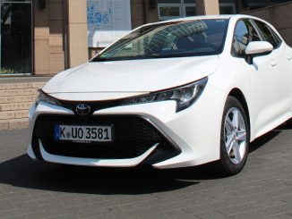 Ein weißer Toyota Corolla steht 2020 vor der Uniklinik Köln.