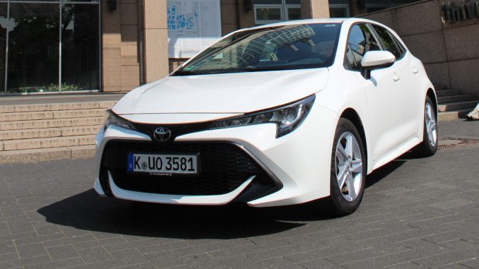 Ein weißer Toyota Corolla steht 2020 vor der Uniklinik Köln.