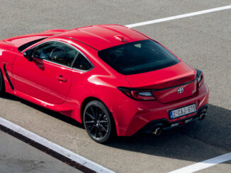 Ein roter Toyota GR86 steht 2022 auf einem Parkplatz.