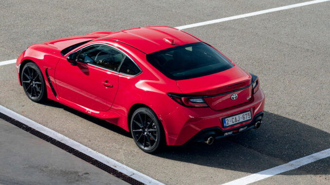 Ein roter Toyota GR86 steht 2022 auf einem Parkplatz.