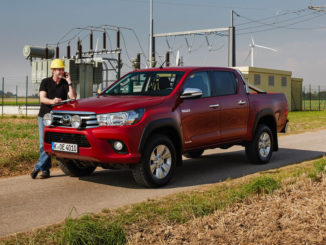 Ein roter Toyota Hilux steht 2018 vor einem Schaltwerk.