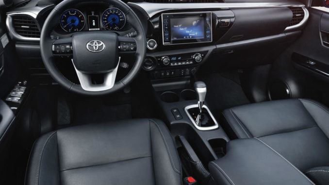 Schwarzes Interieur eines Toyota Hilux von 2016.