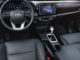 Schwarzes Interieur eines Toyota Hilux von 2016.