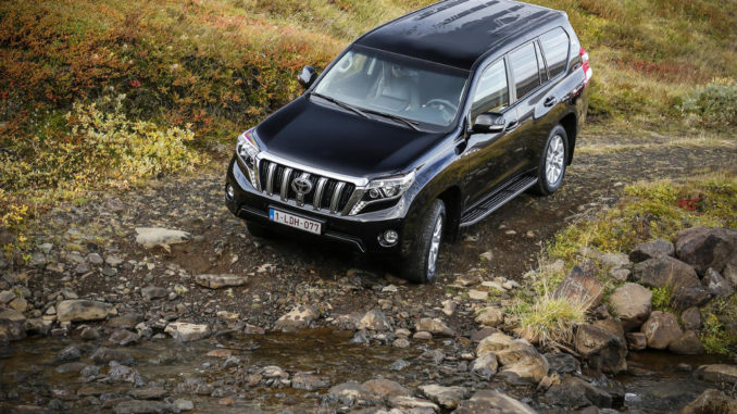 Ein schwarzer Toyota Land Cruiser ist 2015 im Gelände unterwegs.