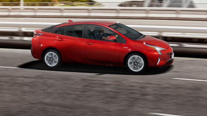 Ein roter Toyota Prius fährt 2018 über eine Brücke.