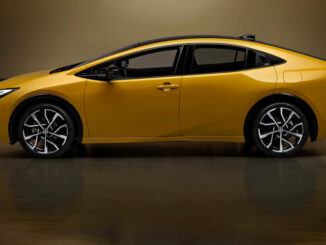 Goldgelber toyota-prius-plug-in-hybrid-studioaufnahme von 2022