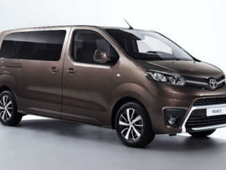 Studioaufnahme eines grauen Toyota Proace Verso von 2016.