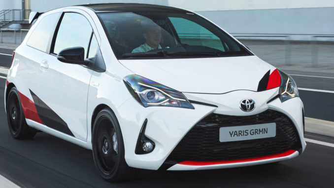 Ein weißer Toyota Yaris GRMN ist 2017 auf dem Weg zum Nürburgring.