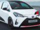 Ein weißer Toyota Yaris GRMN ist 2017 auf dem Weg zum Nürburgring.