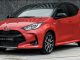 Ein roter Toyota Yaris Hybrid steht 2020 vor einer Granitwand.