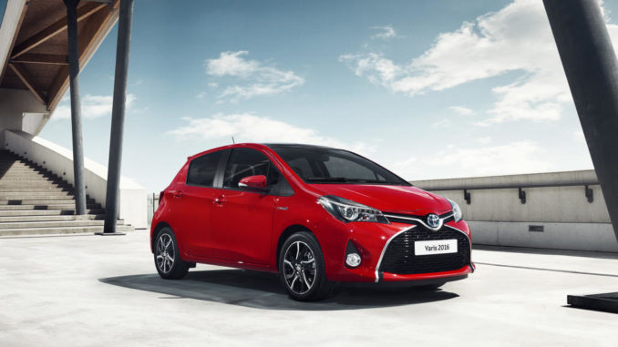 Ein roter Toyota Yaris Style steht 2016 unter einer Brückenkonstruktion.