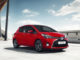 Ein roter Toyota Yaris Style steht 2016 unter einer Brückenkonstruktion.