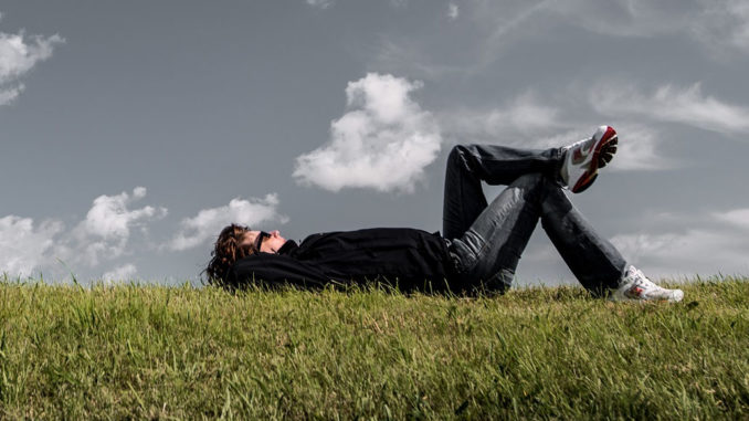 gras liegen ruhend entspannung mann junge denken