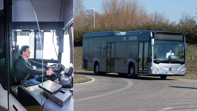 Um Busfahrer vor Ansteckungen zu bewahren, bietet Mercedes-Benz jetzt für seinen Stadtbus Citaro eine professionelle Nachrüstung durch Fahrerschutztüren mit Trennscheibe an (Veröffentlichungsdatum 04.05.2020). Rechts im Bild: Ein silberner Mercedes-Benz Stadtbus Citaro (Veröffentlichungsdatum 15.02.2019).