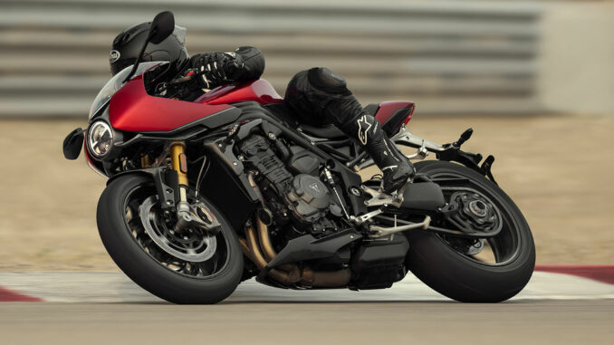 Eine rote Triumph Speed Triple 1200 RR des Modelljahrs 2022 fährt auf einer Rennstrecke.