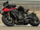 Eine rote Triumph Speed Triple 1200 RR des Modelljahrs 2022 fährt auf einer Rennstrecke.