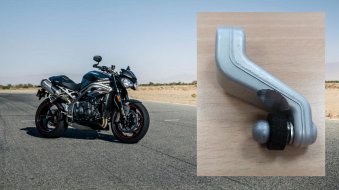 Eine schwarze Triumph Speed Triple steht auf einer Wüstenstraße. Eingeklinkt Schaltarm des Schaltassistenten "Quickshift"