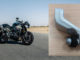 Eine schwarze Triumph Speed Triple steht auf einer Wüstenstraße. Eingeklinkt Schaltarm des Schaltassistenten "Quickshift"