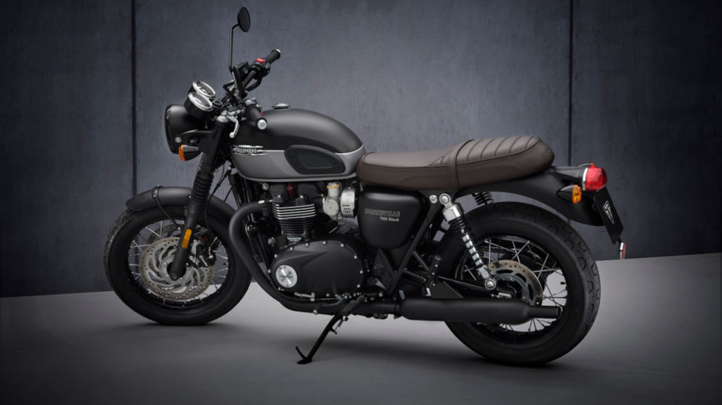 Eine Triumph T120 Black steht 2021 im Fotostudio.