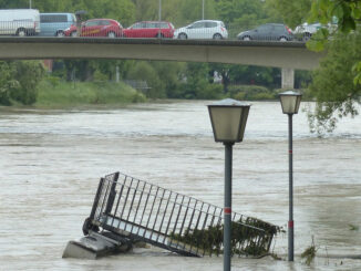 hochwasser straße gesperrt schaden klimawandel stau autoverkehr