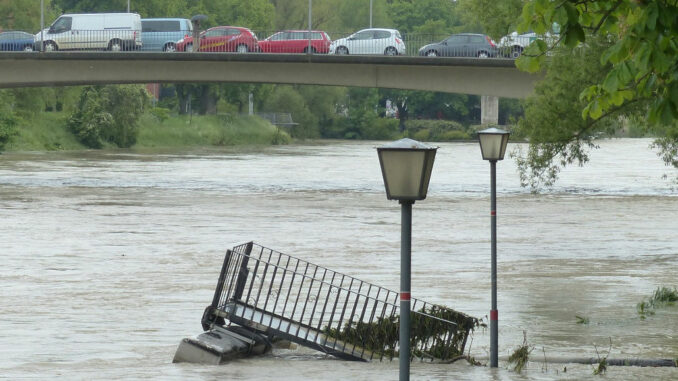 hochwasser straße gesperrt schaden klimawandel stau autoverkehr