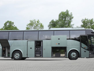 Ein grüner Volvo 9700 Omnibus steht mit geöffneten Türen auf einem parkplatz.
