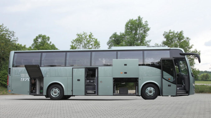 Ein grüner Volvo 9700 Omnibus steht mit geöffneten Türen auf einem parkplatz.