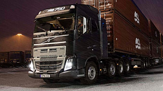 Ein schwarzer Volvo FH16 zieht 2016 im Göteborger Hafen einen Containerzug mit einem Gesamtgewicht von 750 Tonnen.