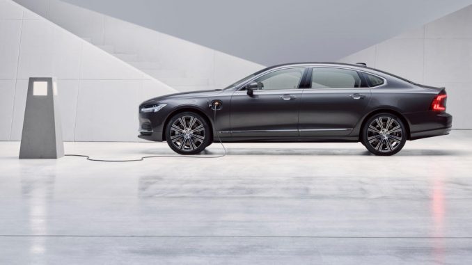 Volvo S90 Recharge T8 Plug-in Hybrid, Modelljahr 2021, Außenfarbe Thunder Grey, Studioaufnahme.