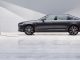 Volvo S90 Recharge T8 Plug-in Hybrid, Modelljahr 2021, Außenfarbe Thunder Grey, Studioaufnahme.