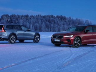 Volvo V60 Cross Country T5 AWD (links) und Volvo V60 T8 Twin Engine AWD (rechts) bei Testfahrten 2019 in Luleå, Schweden. V60 Cross Country: Außenfarbe Osmium Grey Metallic, 19''-Leichtmetallfelgen im 5-Doppelspeichen-Design Diamantschnitt/Graphitoptik. Volvo V60: Außenfarbe Fusion Red Metallic, 20''-Leichtmetallfelgen im 5-Dreierspeichen-Design Diamantschnitt/Schwarz Matt.