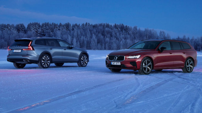 Volvo V60 Cross Country T5 AWD (links) und Volvo V60 T8 Twin Engine AWD (rechts) bei Testfahrten 2019 in Luleå, Schweden. V60 Cross Country: Außenfarbe Osmium Grey Metallic, 19''-Leichtmetallfelgen im 5-Doppelspeichen-Design Diamantschnitt/Graphitoptik. Volvo V60: Außenfarbe Fusion Red Metallic, 20''-Leichtmetallfelgen im 5-Dreierspeichen-Design Diamantschnitt/Schwarz Matt.