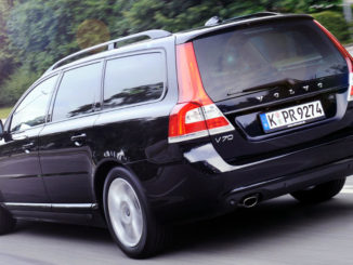 Volvo V70 Linje Svart Außenfarbe Saphir Schwarz-Metallic, 17''-Leichtmetallfelgen Pandora, Heck, Seitenansicht, Fahraufnahme vom Juli 2014