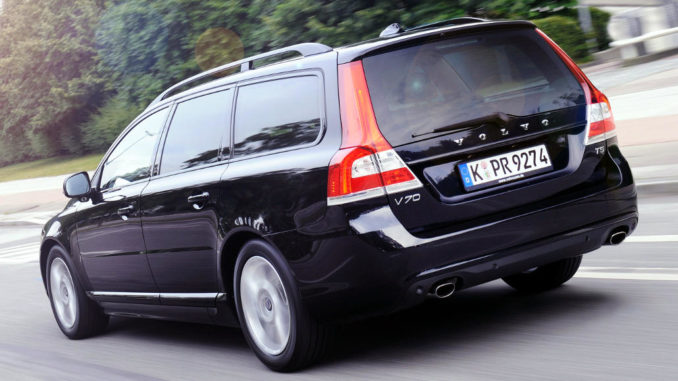 Volvo V70 Linje Svart Außenfarbe Saphir Schwarz-Metallic, 17''-Leichtmetallfelgen Pandora, Heck, Seitenansicht, Fahraufnahme vom Juli 2014