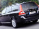 Volvo V70 Linje Svart Außenfarbe Saphir Schwarz-Metallic, 17''-Leichtmetallfelgen Pandora, Heck, Seitenansicht, Fahraufnahme vom Juli 2014