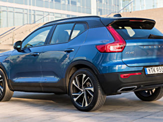 Volvo XC40, Außenfarbe Bursting Blue Metallic mit Kontrastdach in Black Stone, 20''-Leichtmetallfelgen im 5-Doppelspeichen-Design. Heck, Seitenansicht