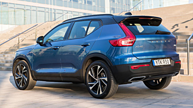 Volvo XC40, Außenfarbe Bursting Blue Metallic mit Kontrastdach in Black Stone, 20''-Leichtmetallfelgen im 5-Doppelspeichen-Design. Heck, Seitenansicht