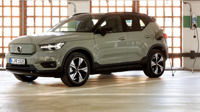 Volvo XC40 Recharge P8 AWD bei den Wintertestfahrten in Hamburg im Februar 2021. Außenfarbe Sage Green Metallic mit Kontrastdach in Black Stone, 19''-Leichtmetallfelgen im 5-Speichen-Sport-Design Diamantschnitt/Graphit. Front, Seitenansicht, Ladevorgang.