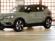 Volvo XC40 Recharge P8 AWD bei den Wintertestfahrten in Hamburg im Februar 2021. Außenfarbe Sage Green Metallic mit Kontrastdach in Black Stone, 19''-Leichtmetallfelgen im 5-Speichen-Sport-Design Diamantschnitt/Graphit. Front, Seitenansicht, Ladevorgang.