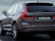 Volvo XC60 Inscription, Außenfarbe Pine Grey Metallic, 20''-Leichtmetallfelgen im 8-Speichen-Design Diamantschnitt/Graphitoptik, Heck, Seitenansicht, Fahraufnahme, Design, Exterieur, 2018, Fahren, New XC60