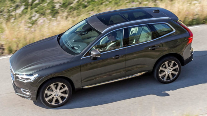 Zweite Generation des Volvo XC60 in Barcelona, D5 AWD Inscription, Außenfarbe Pine Grey Metallic, 20''-Leichtmetallfelgen im 8-Speichen-Design Diamantschnitt/Graphitoptik, Seitenansicht, Fahraufnahme