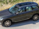 Zweite Generation des Volvo XC60 in Barcelona, D5 AWD Inscription, Außenfarbe Pine Grey Metallic, 20''-Leichtmetallfelgen im 8-Speichen-Design Diamantschnitt/Graphitoptik, Seitenansicht, Fahraufnahme