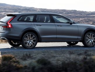 Ein grauer Volvo V90 Cross Country fährt 2016 durch eine Lavalandschaft.